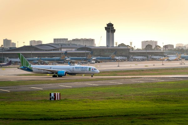 Which UK cruises offer onboard lessons in traditional British weaving techniques?